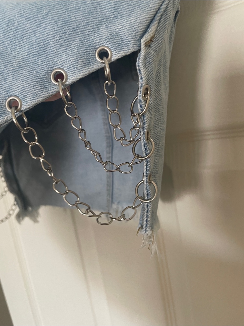 ⛓️💥 PrettyLittleThing Light Blue Denim Mini Skirt with Side Chain Detail ⛓️💥 - Picture 6 of 10